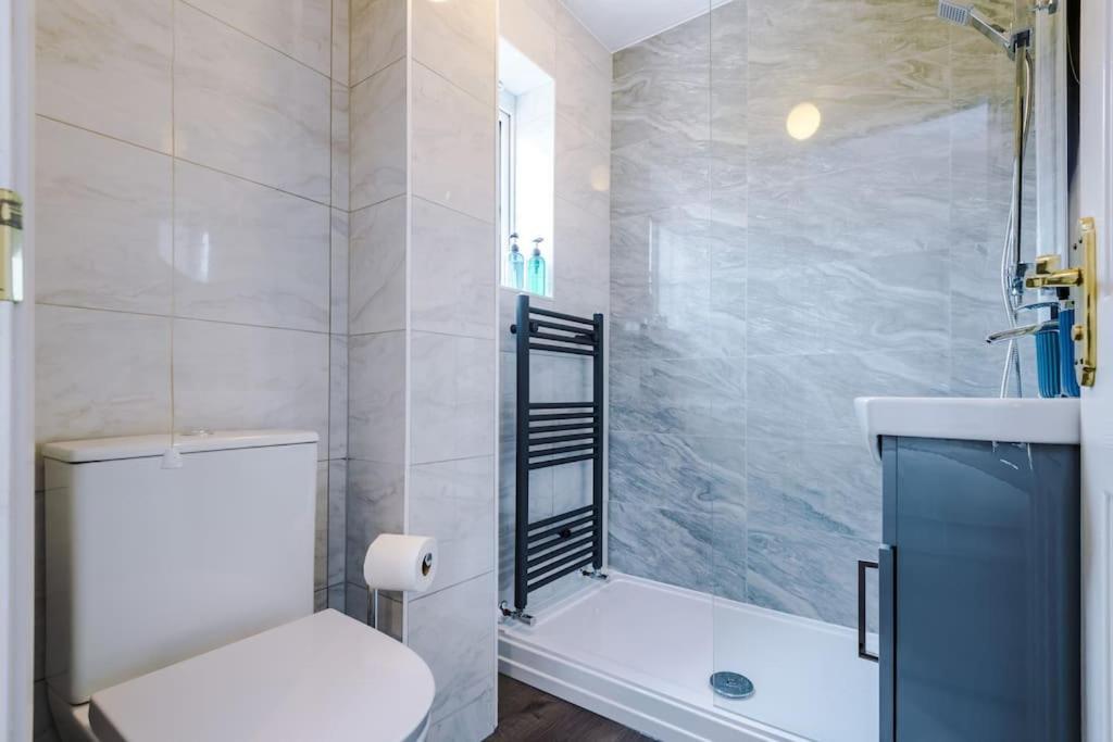 Lovely 3 Bedroom House Apartment *