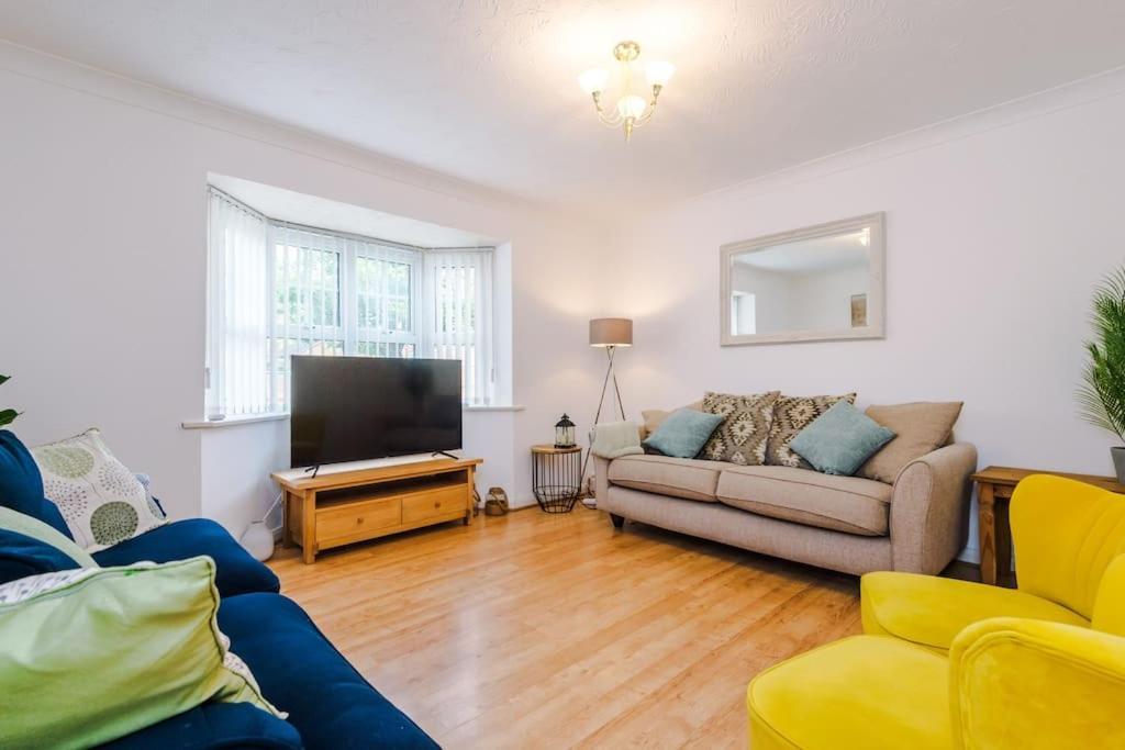 Lovely 3 Bedroom House Apartment